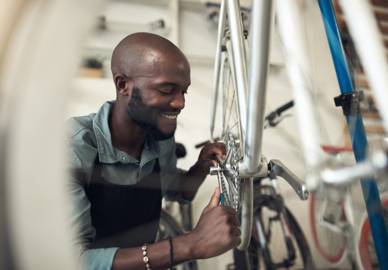 Technicien concevant un vélo dans l'atelier