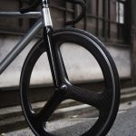 Zoom sur la partie avant d'un vélo entièrement noir et gris au design moderne