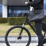 Entrepreneur au téléphone à côté de son vélo