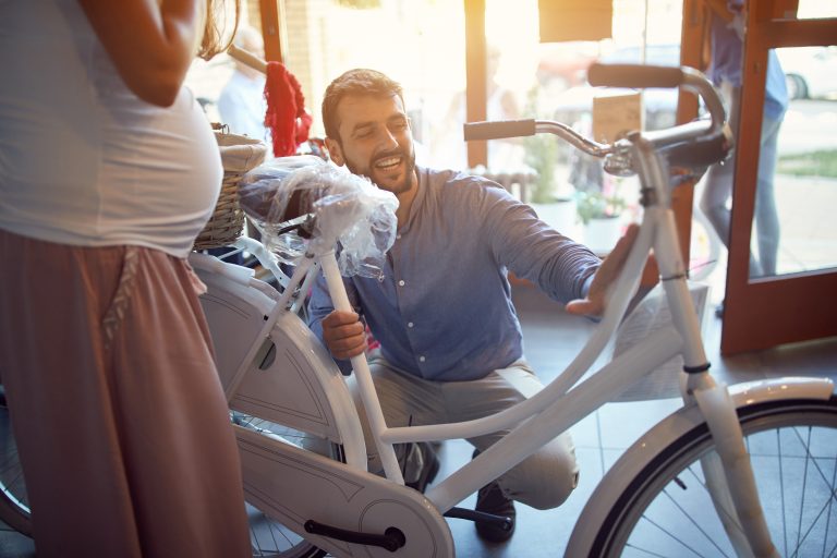Homme heureux de recevoir son nouveau vélo personnalisé entièrement blanc
