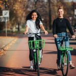 Deux amies se promenant à vélo avec des vélos coordonnés