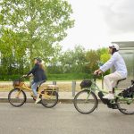 Couple se rendant au travail ensemble chacun sur son vélo personnalisé
