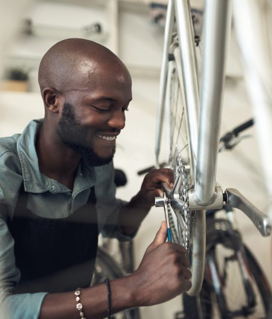 Technicien concevant un vélo dans l'atelier