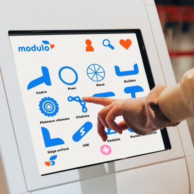 Personne choisissant les éléments de son vélo sur le configurateur