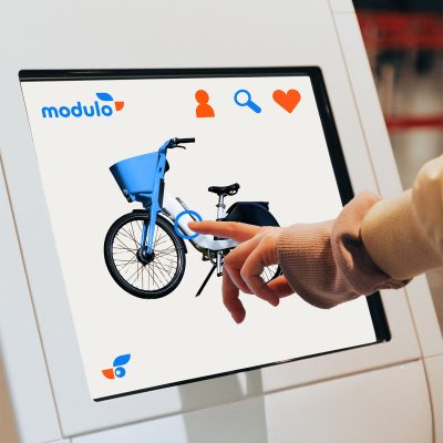 Personne utilisant la borne Modulo pour personnaliser son vélo