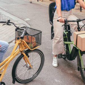 Zoom sur les deux vélos personnalisés de personnes se rencontrant à vélo, dont l'une transportant un paquet